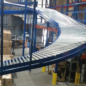 Transportador curvo de rodillos cónicos SICSA en almacén